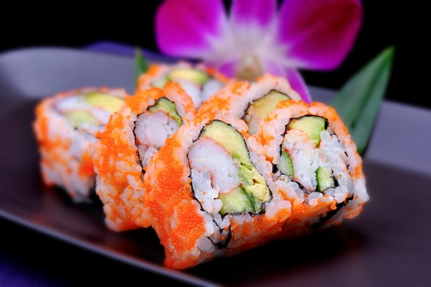 Rollo de sushi americano con aguacate