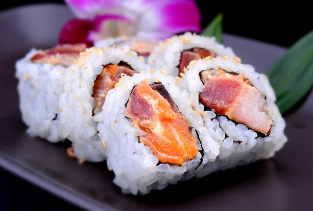 Rollo de sushi americano con jamón