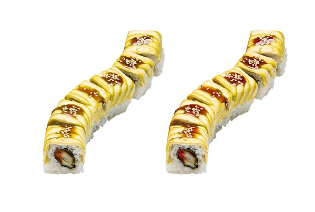 Rollo de sushi de anguila aislado