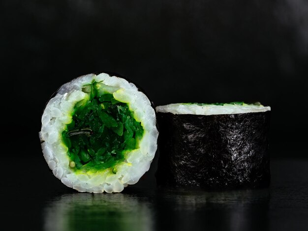 Foto rollo de sushi asiático