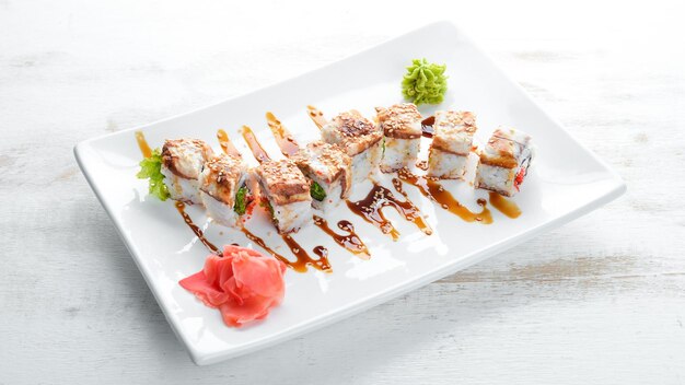 Rollo de sushi con atún y caviar Cocina japonesa Vista superior