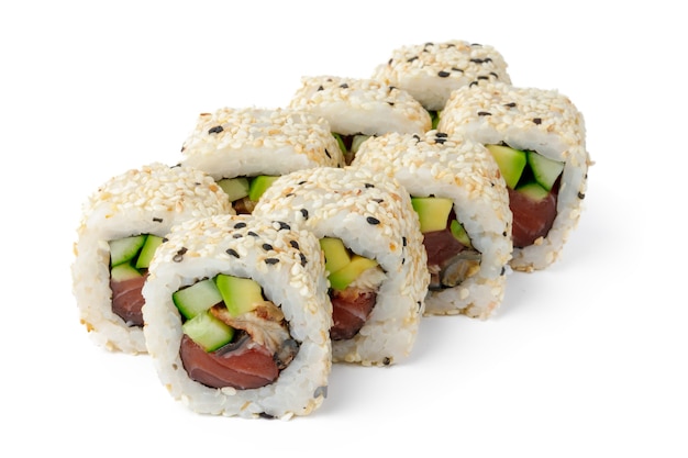 Rollo de sushi con atún y sésamo aislado en blanco