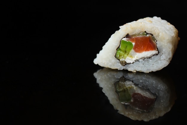 Rollo de sushi con atún