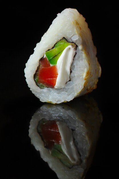 Rollo de sushi con atún