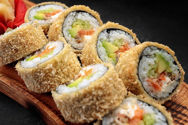 Rollo de sushi Banzai con salsa