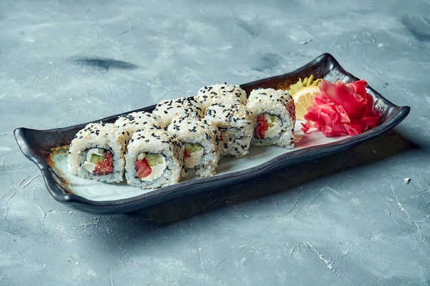 Rollo de sushi de California con queso crema y salmón