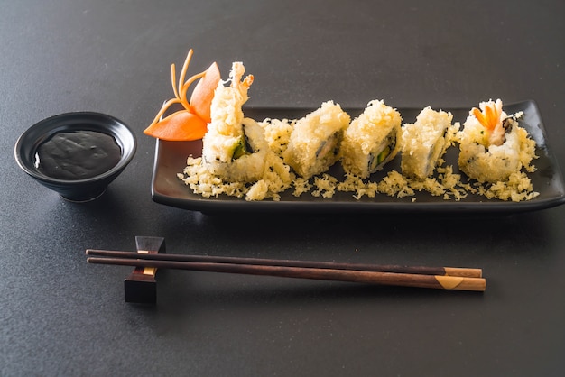 rollo de sushi de camarones tempura