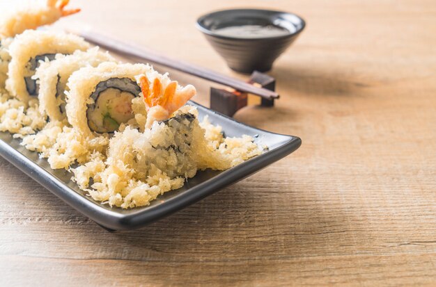 rollo de sushi de camarones tempura