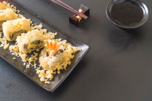 rollo de sushi de camarones tempura