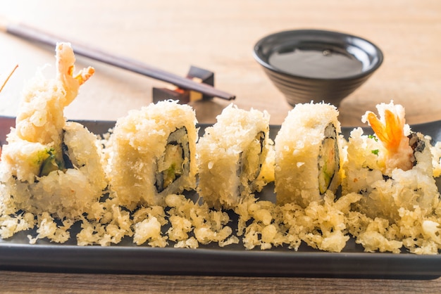 rollo de sushi de camarones tempura