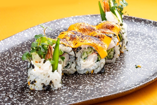 Rollo de sushi con cangrejo bajo queso fundido Tendencia sushi Comida creativa