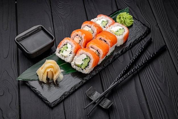 Rollo de sushi clásico de Filadelfia con salmón y queso crema