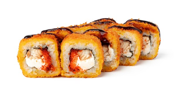 Rollo de sushi cocido aislado en blanco