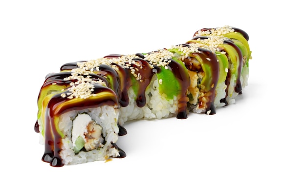 Rollo de sushi cocido aislado sobre fondo blanco.