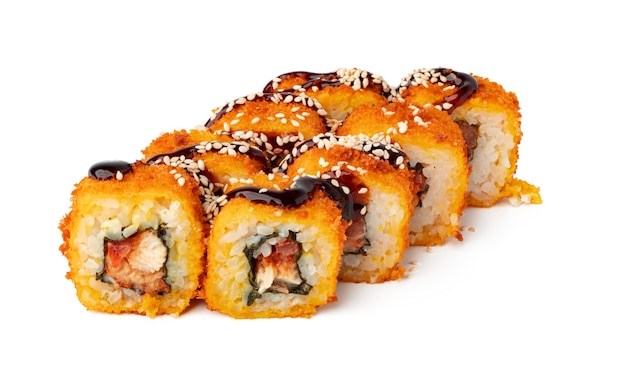 Rollo de sushi cocido aislado sobre fondo blanco.