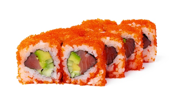 Rollo de sushi de cocina japonesa sobre un fondo blanco.