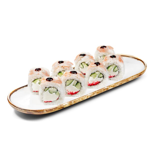 rollo de sushi de comida asiática con camarón pepino y caviar masago menú de sushi de fusión