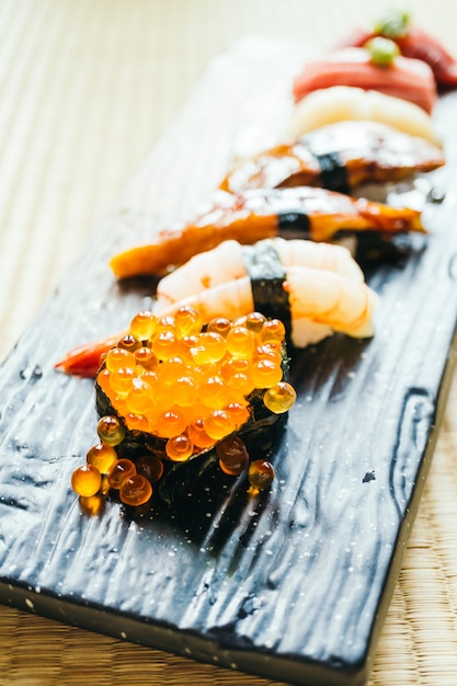 Rollo de sushi crudo y fresco de nigiri