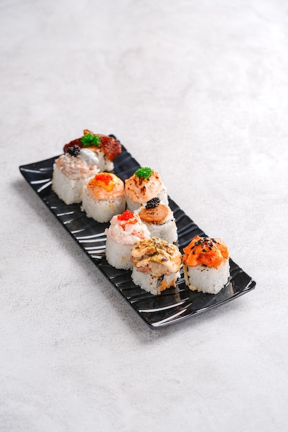 Rollo de sushi delicioso surtido