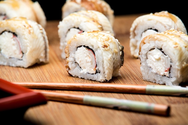 Rollo de sushi dragón con anguila y queso crema Comida japonesa hecha en casa Manera fácil de hacer rollos de sushi