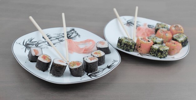 Rollo de sushi elaborado con pescado crudo y un arroz especial