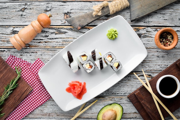 Rollo de sushi con espacio libre de pescado para su texto Vista superior Sobre un fondo de piedra