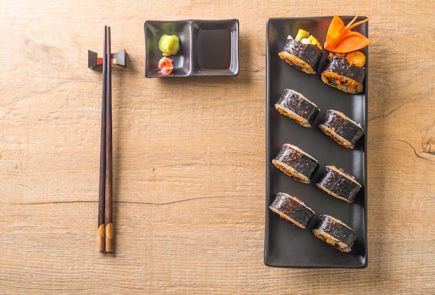 rollo de sushi - estilo de comida japonesa