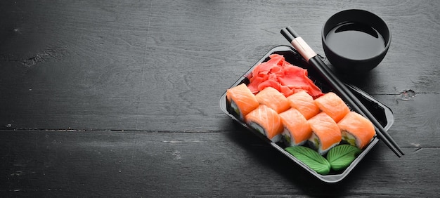 Rollo de sushi de Filadelfia con salmón y aguacate Cocina tradicional japonesa Vista superior Estilo rústico