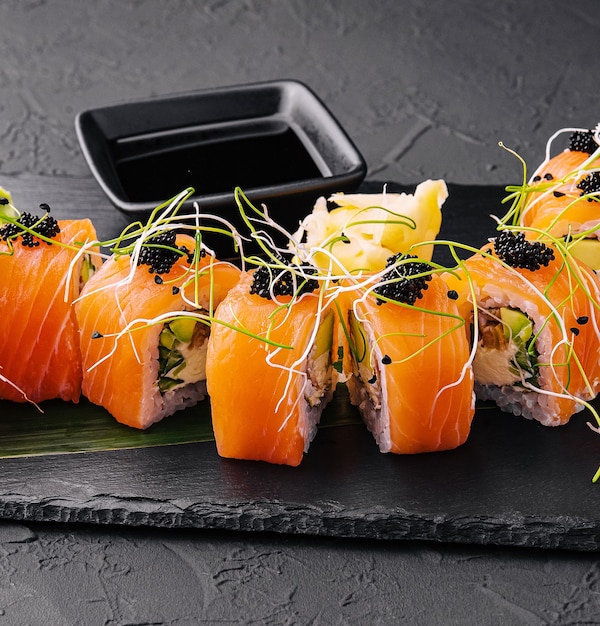 Foto rollo de sushi de filadelfia en tablero negro
