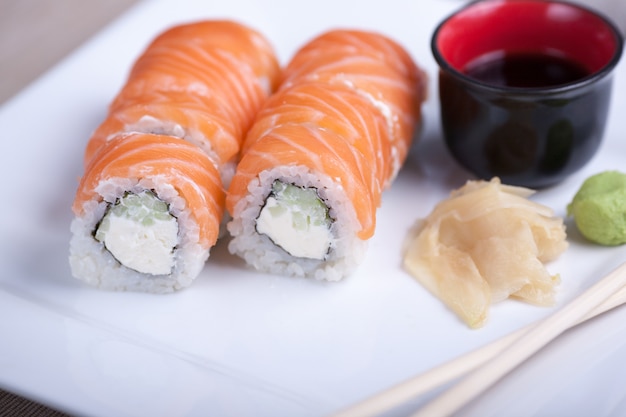 Rollo de sushi de Filadelfia.