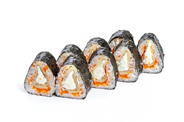 Rollo de sushi con ingredientes frescos aislados