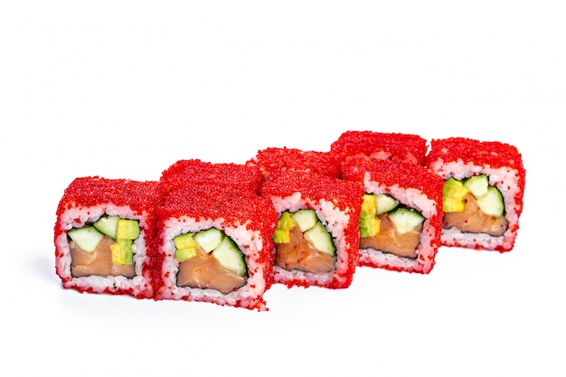 Rollo de sushi con ingredientes frescos.