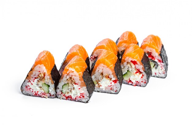 Rollo de sushi con ingredientes frescos.