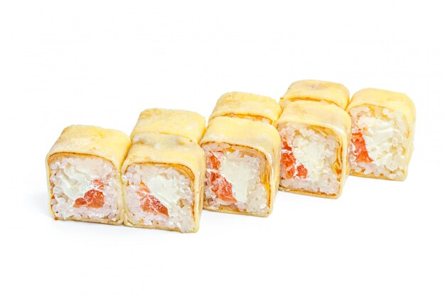 Rollo de sushi con ingredientes frescos.