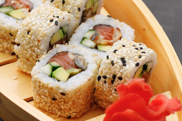 Rollo de sushi japonés en la placa de cerca