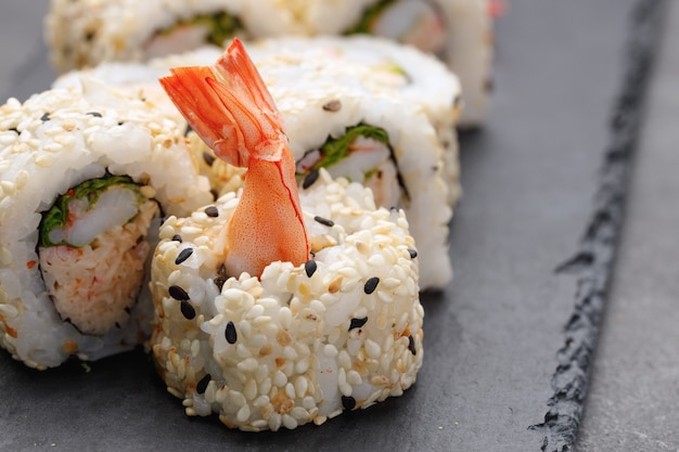 Rollo de sushi japonés en la placa de cerca