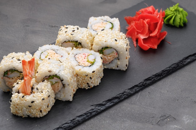 Rollo de sushi japonés en la placa de cerca