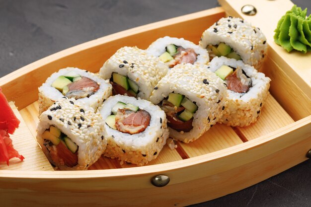 Rollo de sushi japonés en la placa de cerca