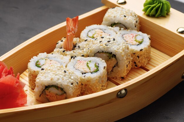 Rollo de sushi japonés en placa