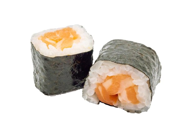 rollo de sushi japonés de salmón maki aislado sobre un fondo blanco con camino de recorte