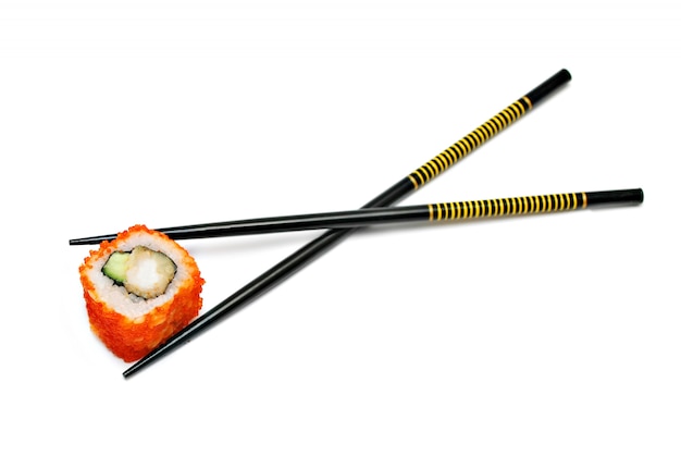 Rollo de sushi japonés simple en los palillos