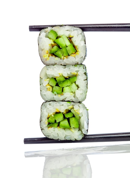 Rollo de sushi (Kappa maki roll) sobre un fondo blanco.