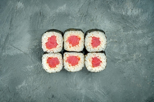 Rollo de sushi maki con atún sobre un fondo gris Menú de sushi de enfoque selectivo