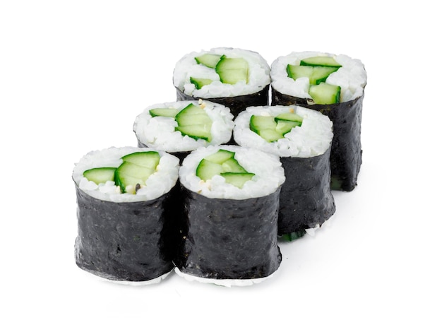 Rollo de sushi maki con pepino aislado en blanco