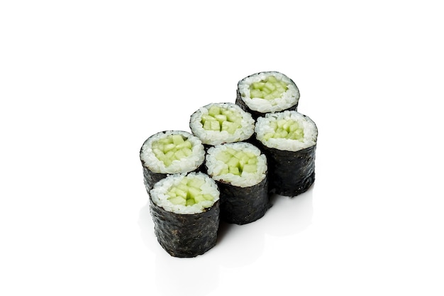 Rollo de sushi maki con pepino. Cocina japonesa clásica. Entrega de comida. Aislado en blanco.