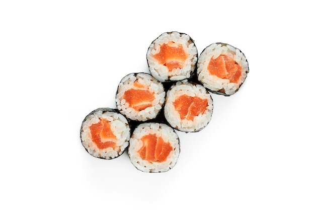 Rollo de sushi maki con salmón. Cocina japonesa clásica. Entrega de comida. Aislado en blanco.