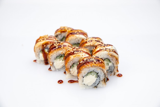 Rollo de sushi en mesa blanca