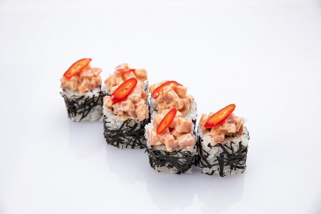 Rollo de sushi en mesa blanca