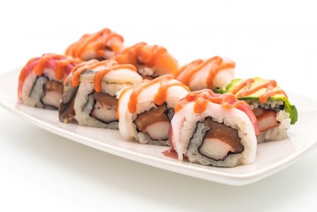 rollo de sushi mezclado con salsa picante - estilo de comida japonesa