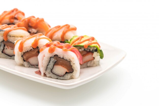 rollo de sushi mezclado con salsa picante - estilo de comida japonesa